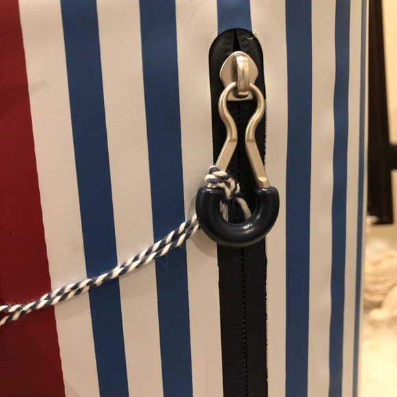 Vineyard Vines Pink Whale Striped Sling Cooler - Picture 3 of 6